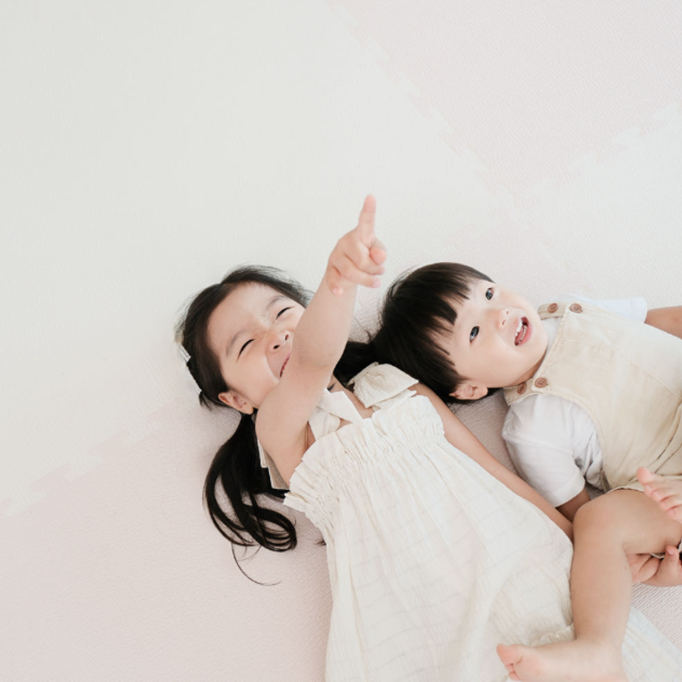 따사룸 매트 위에서 즐겁게 노는 아이들